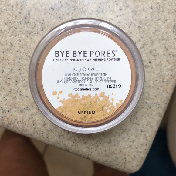 it cosmetics Other - IT Cosmetics Bye Bye Pores Tinted Finishing Powder it cosmetics Other - IT Cosmetics Bye Bye Pores Tinted Finishing Powder